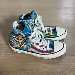 RARE Converse women’s high-top DC Comics Wonder Woman sneakers shoes size 6
